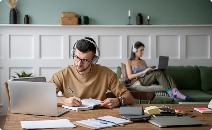 Dos personas estudiando